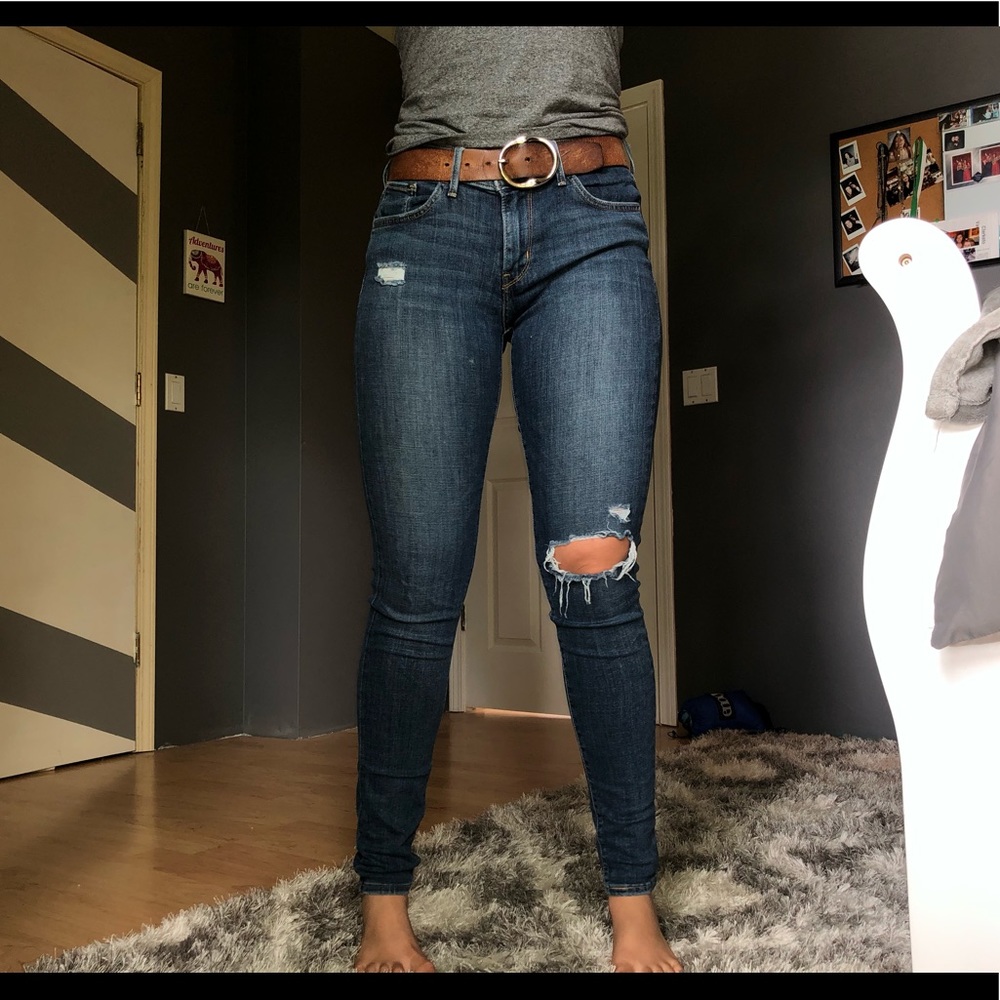 Dark wash Levi’s skinny jeans